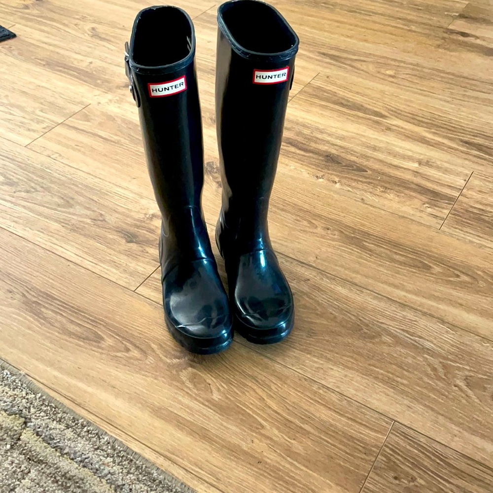 COPY - BLACK HUNTER RAIN BOOTS. Glossy Size 7 like new. Make a reasonable offer